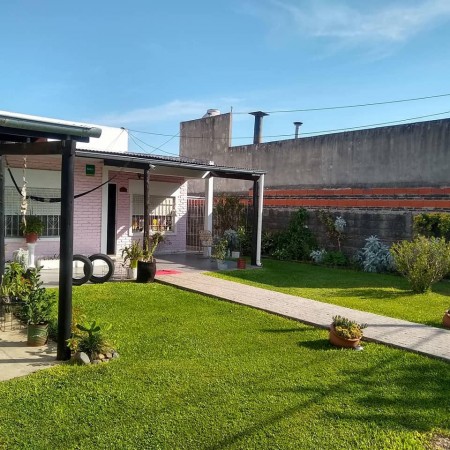 Casa en amplio terreno, con garaje, patio, subdividida!