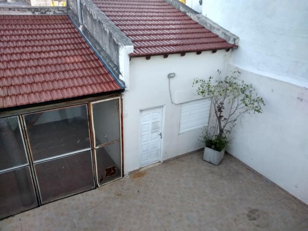 Casa de dos plantas con garaje, quincho, balcon, y patio!