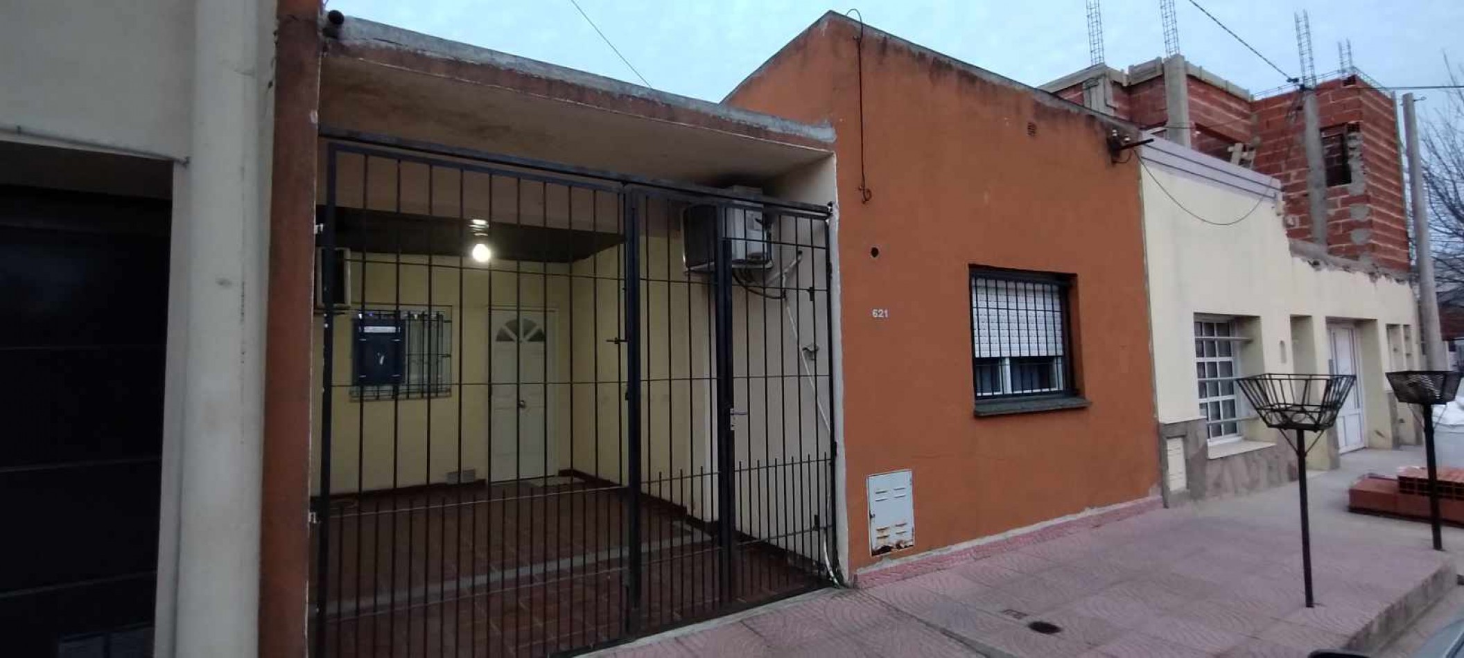 VENDE CASA CON PATIO Y GARAJE!