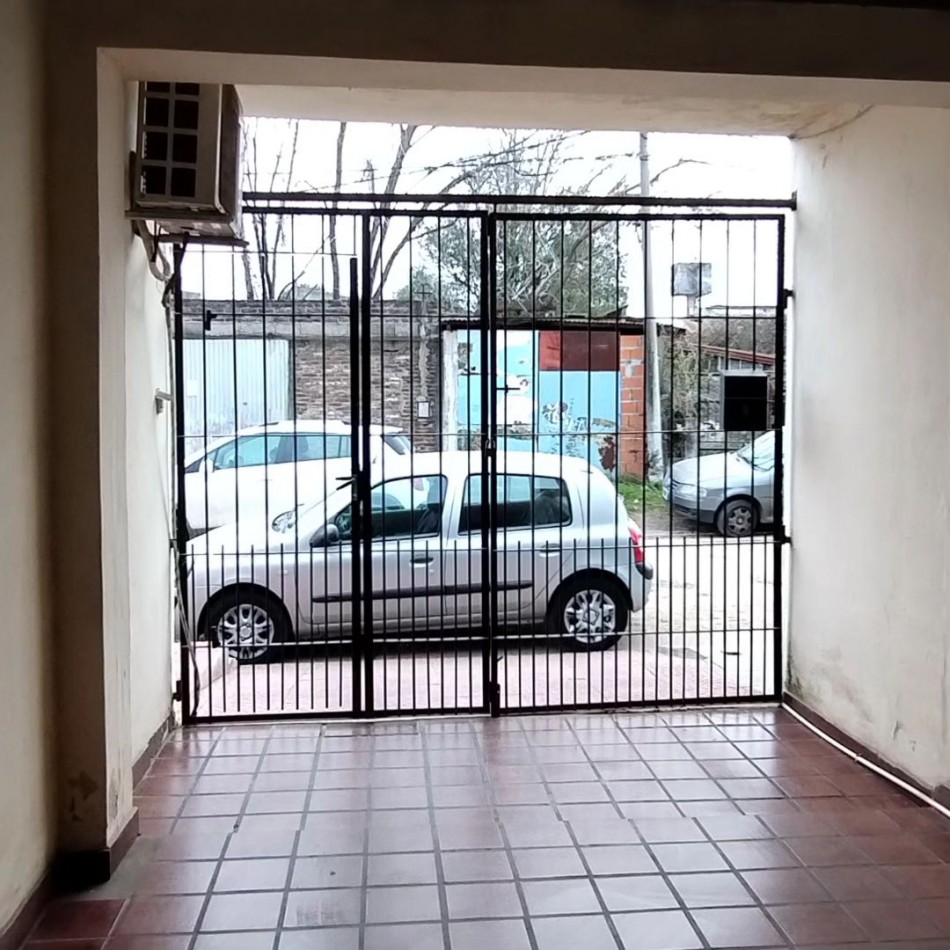 VENDE CASA CON PATIO Y GARAJE!