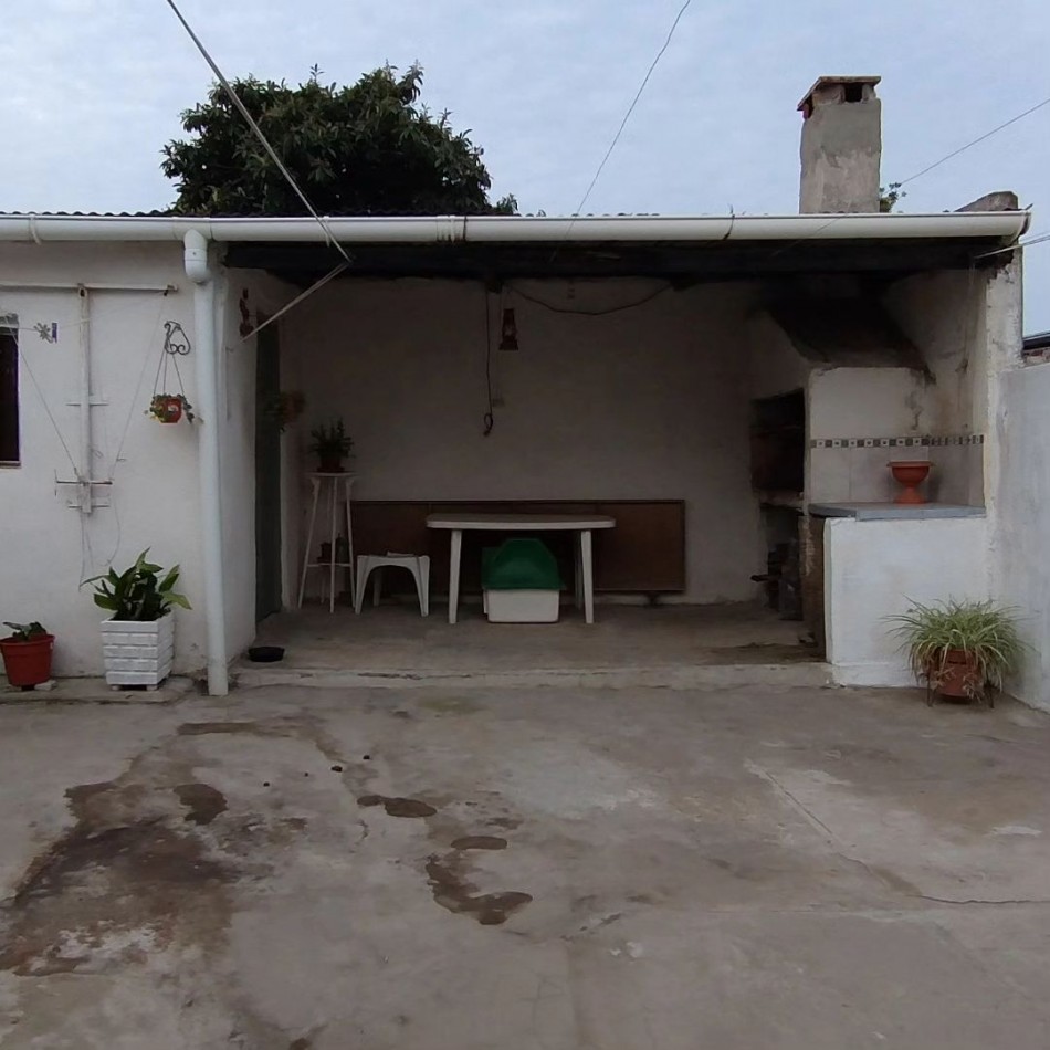 VENDE CASA CON PATIO Y GARAJE!