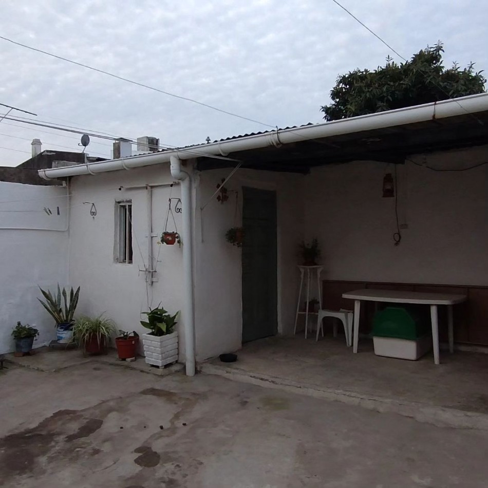 VENDE CASA CON PATIO Y GARAJE!