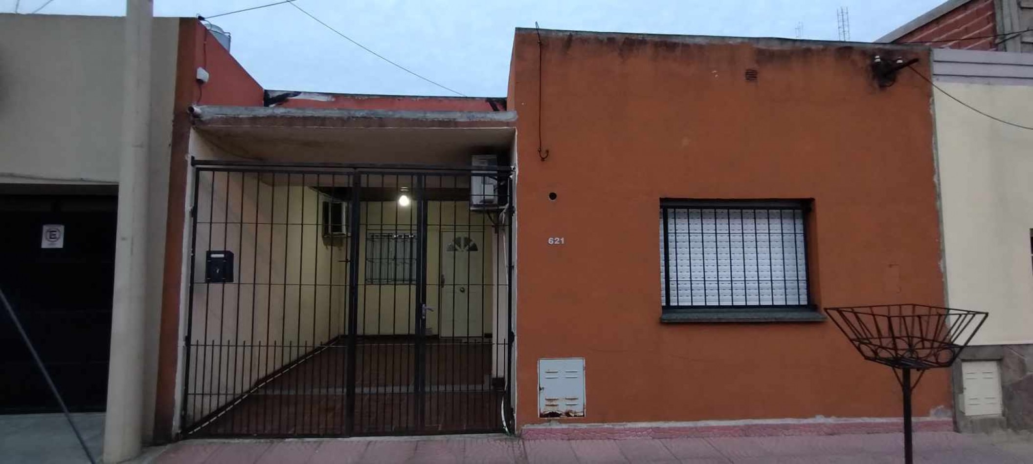 VENDE CASA CON PATIO Y GARAJE!