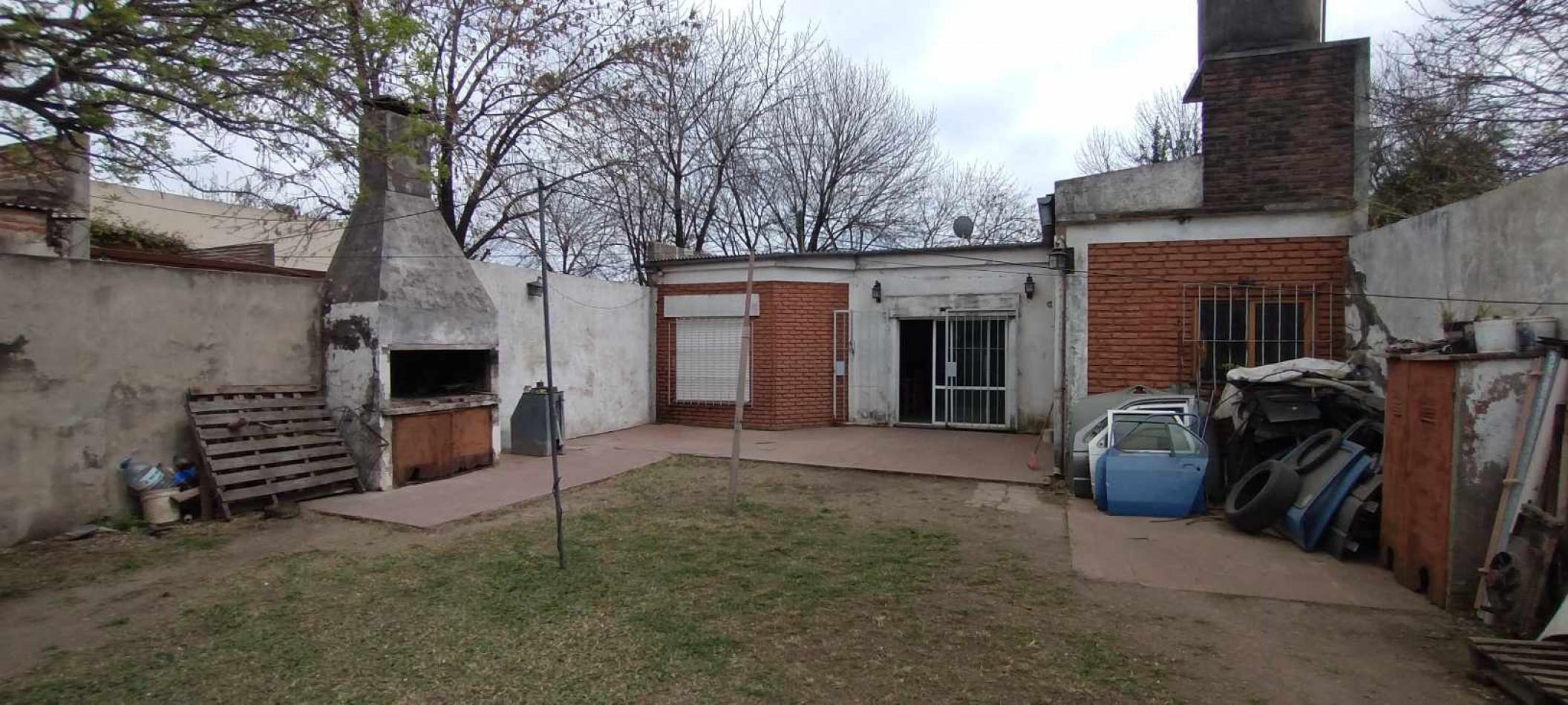 VENDE CASA CON PATIO Y GARAGE! 