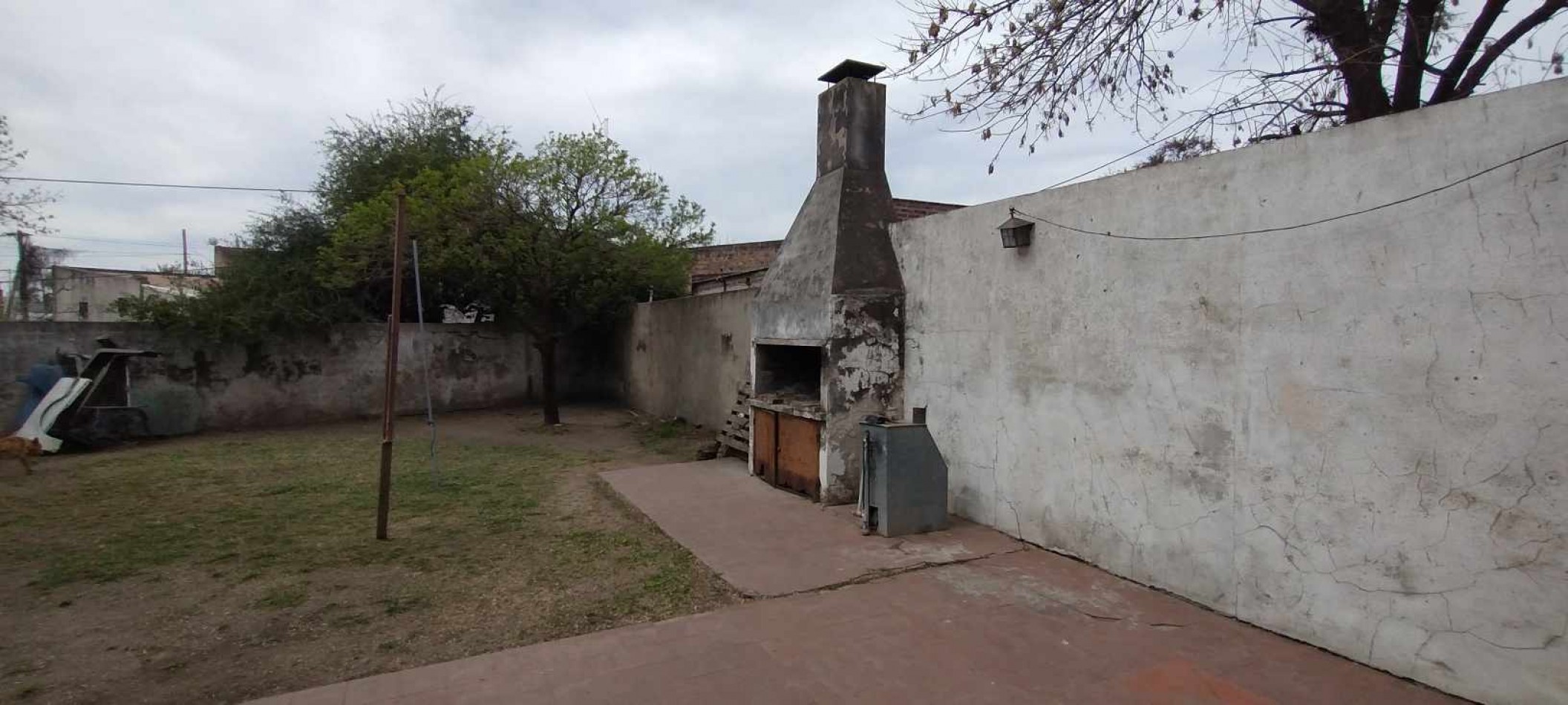 VENDE CASA CON PATIO Y GARAGE! 