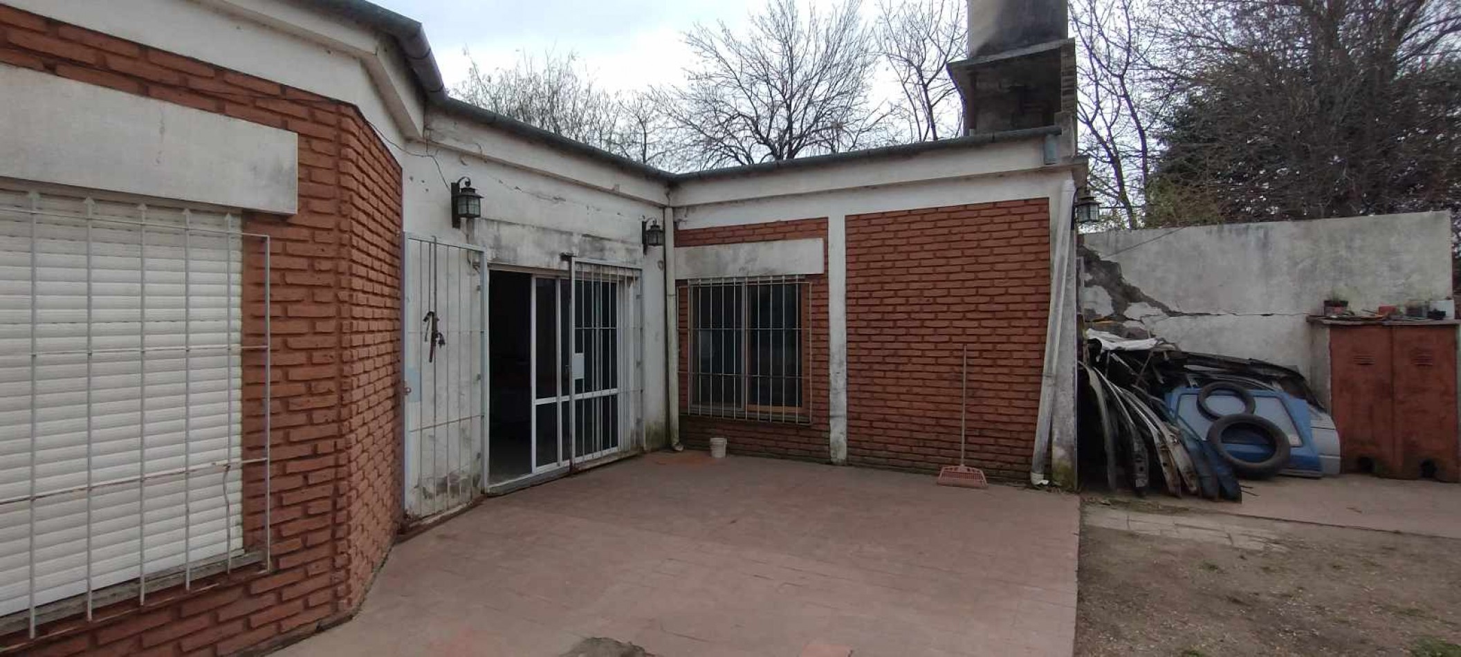 VENDE CASA CON PATIO Y GARAGE! 