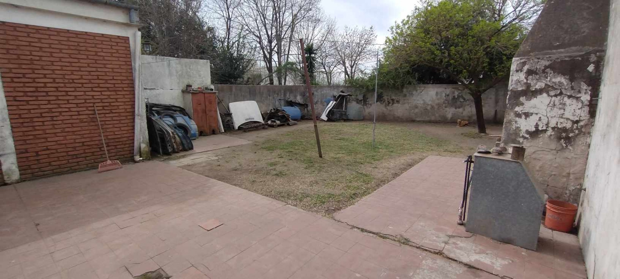 VENDE CASA CON PATIO Y GARAGE! 