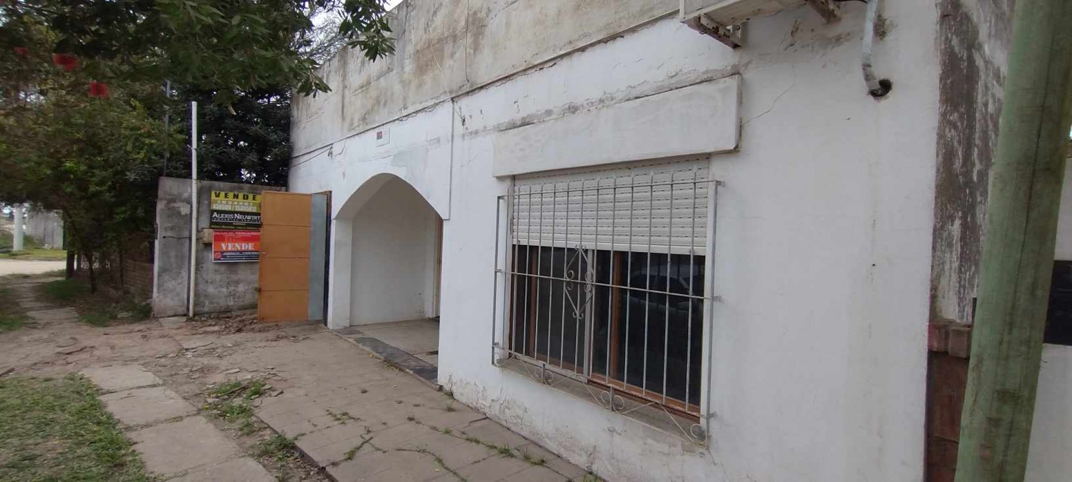 VENDE CASA CON PATIO Y GARAGE! 