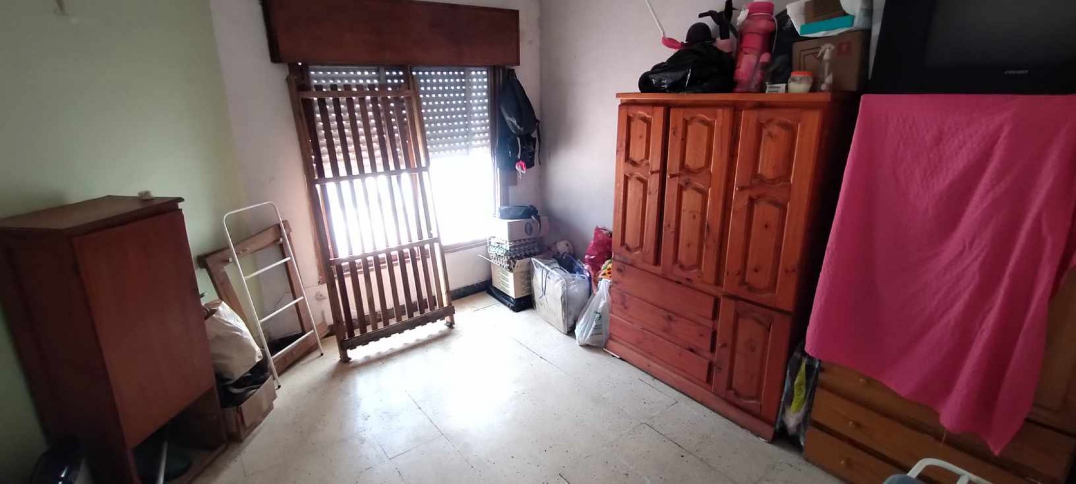 VENDE CASA CON PATIO Y GARAGE! 