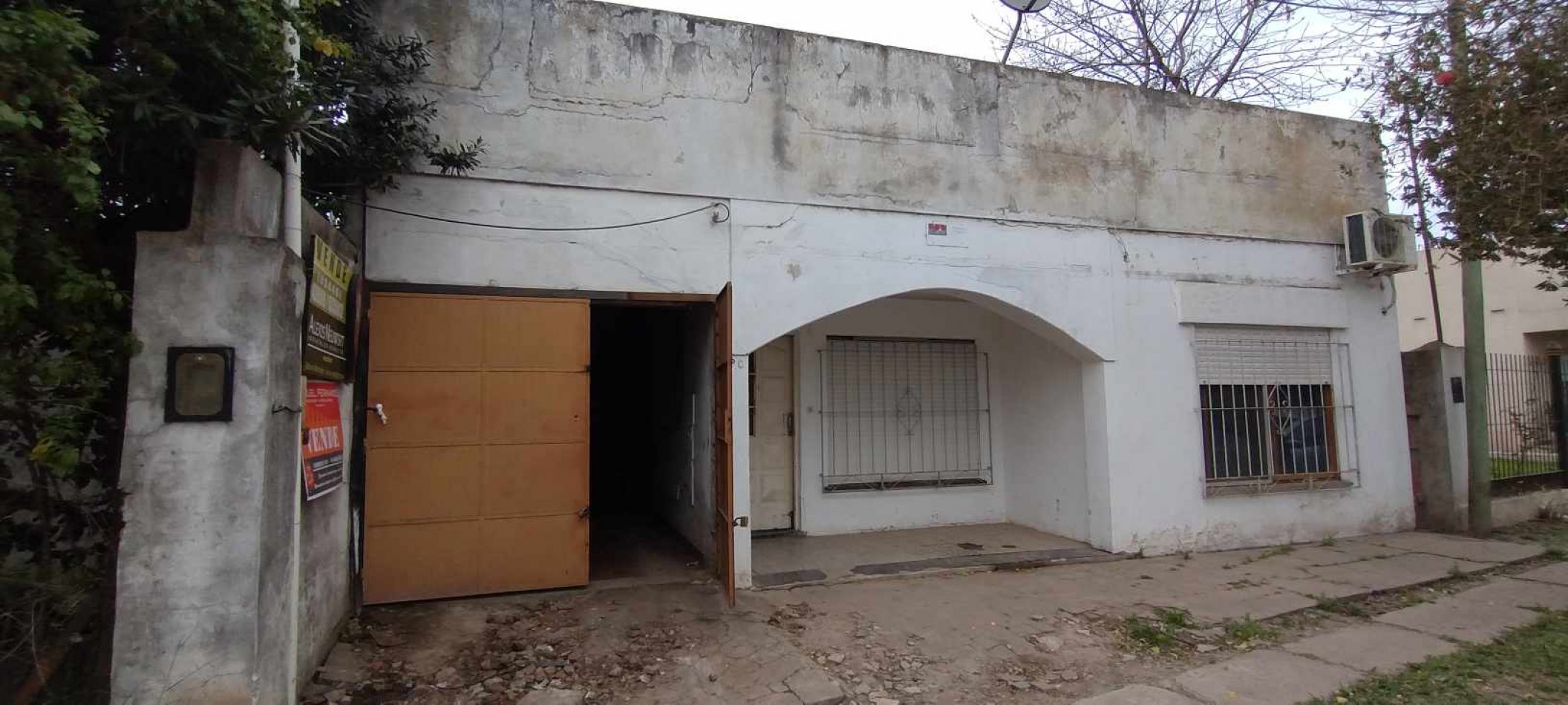 VENDE CASA CON PATIO Y GARAGE! 