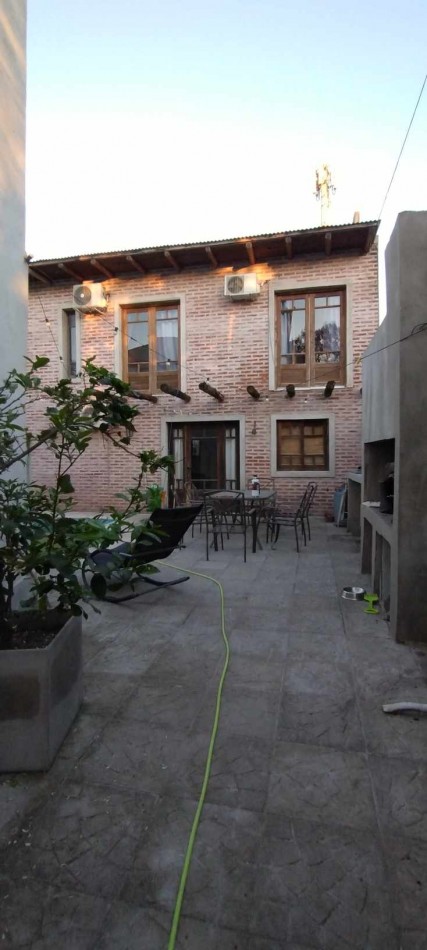 VENDE CASA CON PISCINA, QUINCHO, PATIO Y  TERRAZA.