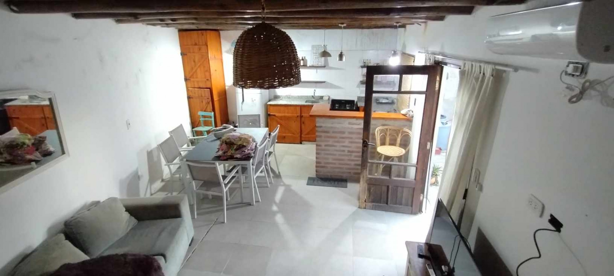 VENDE CASA CON PISCINA, QUINCHO, PATIO Y  TERRAZA.