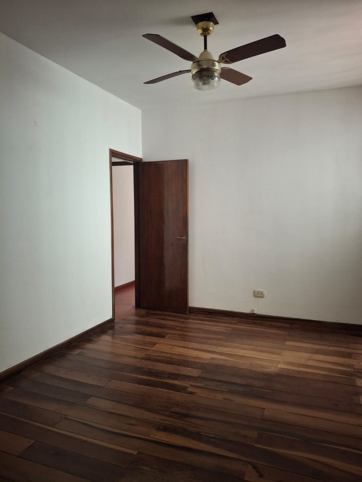 VENDE IMPORTANTE CASA CENTRICA!