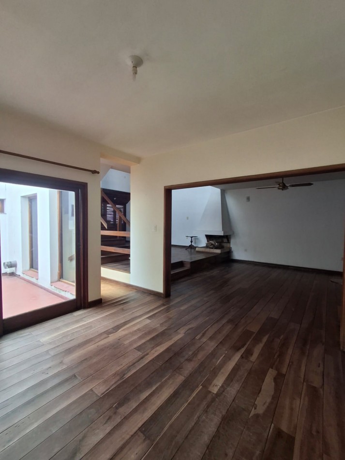 VENDE IMPORTANTE CASA CENTRICA!