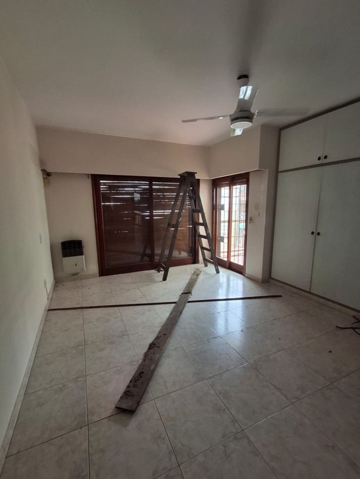 VENDE IMPORTANTE CASA CENTRICA!