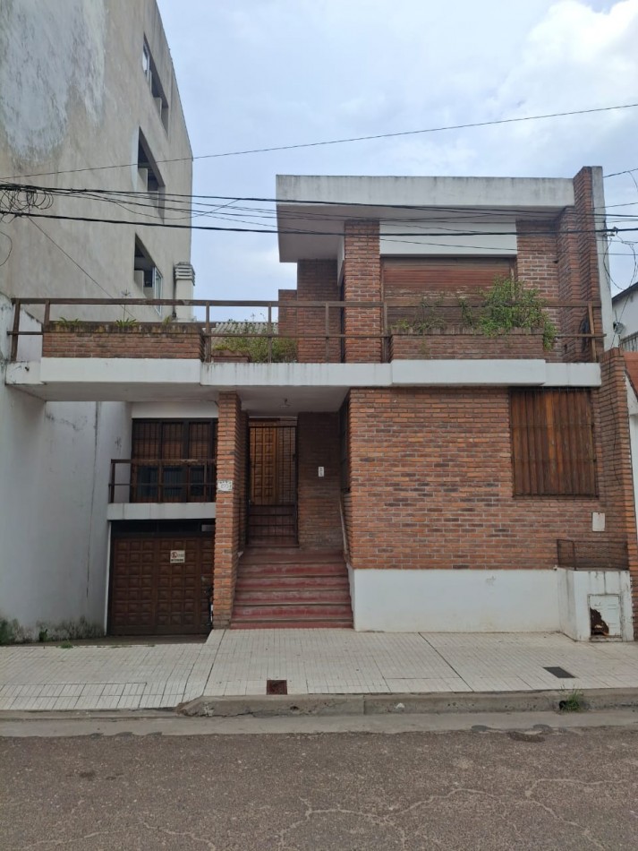 VENDE IMPORTANTE CASA CENTRICA!