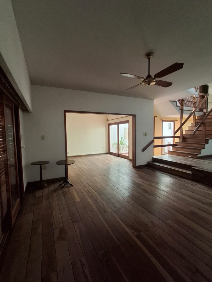 VENDE IMPORTANTE CASA CENTRICA!