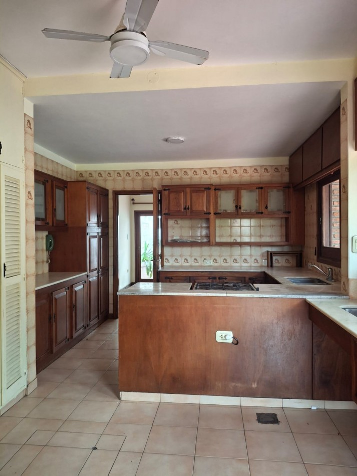 VENDE IMPORTANTE CASA CENTRICA!