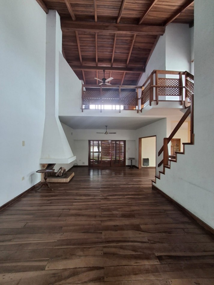 VENDE IMPORTANTE CASA CENTRICA!