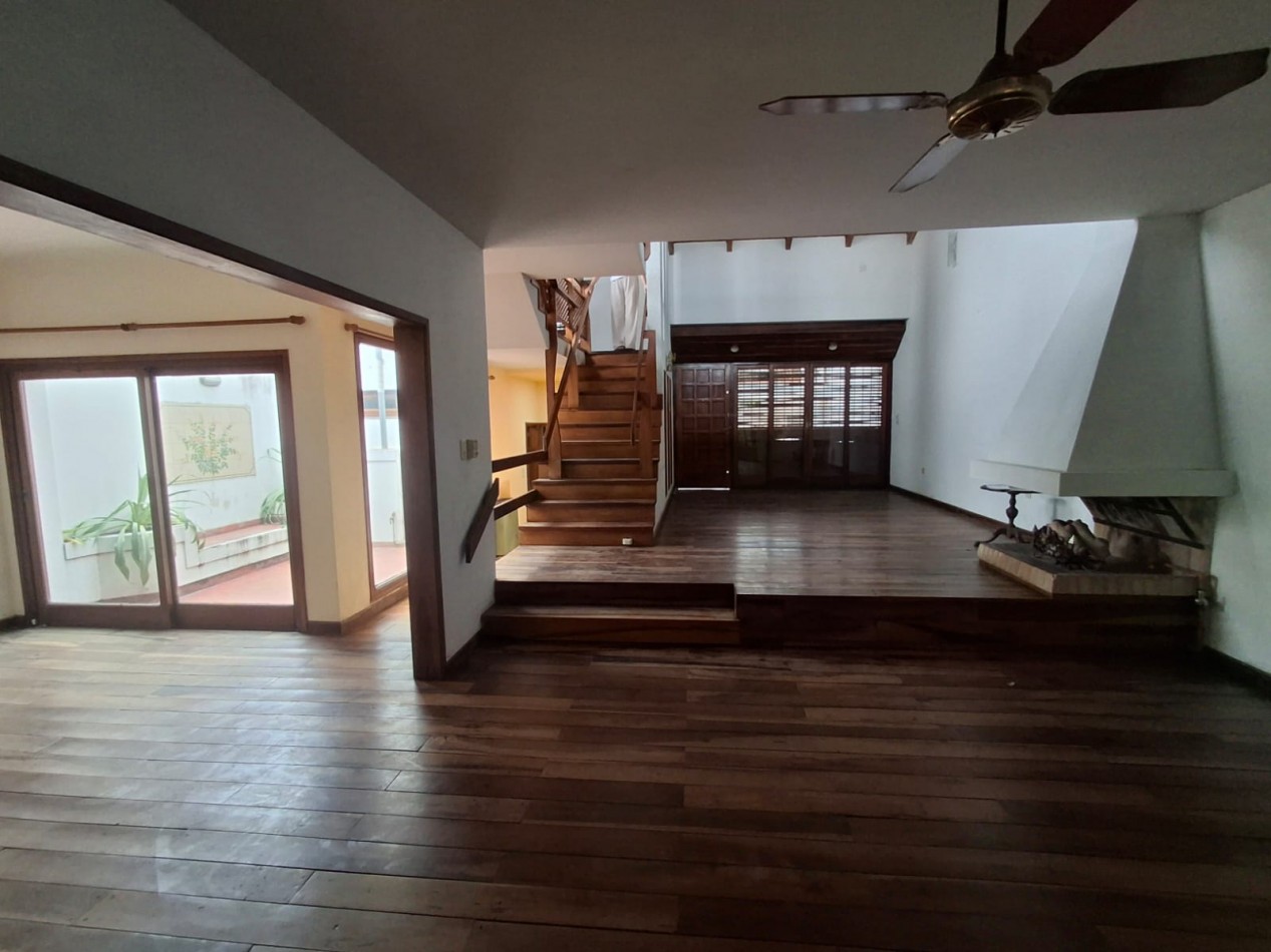 VENDE IMPORTANTE CASA CENTRICA!