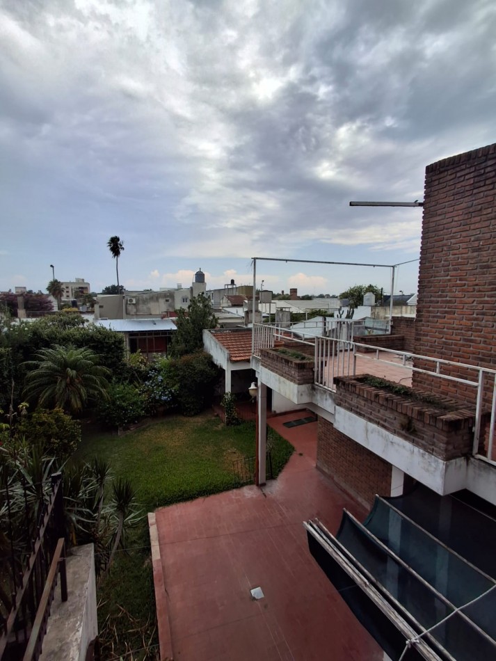 VENDE IMPORTANTE CASA CENTRICA!