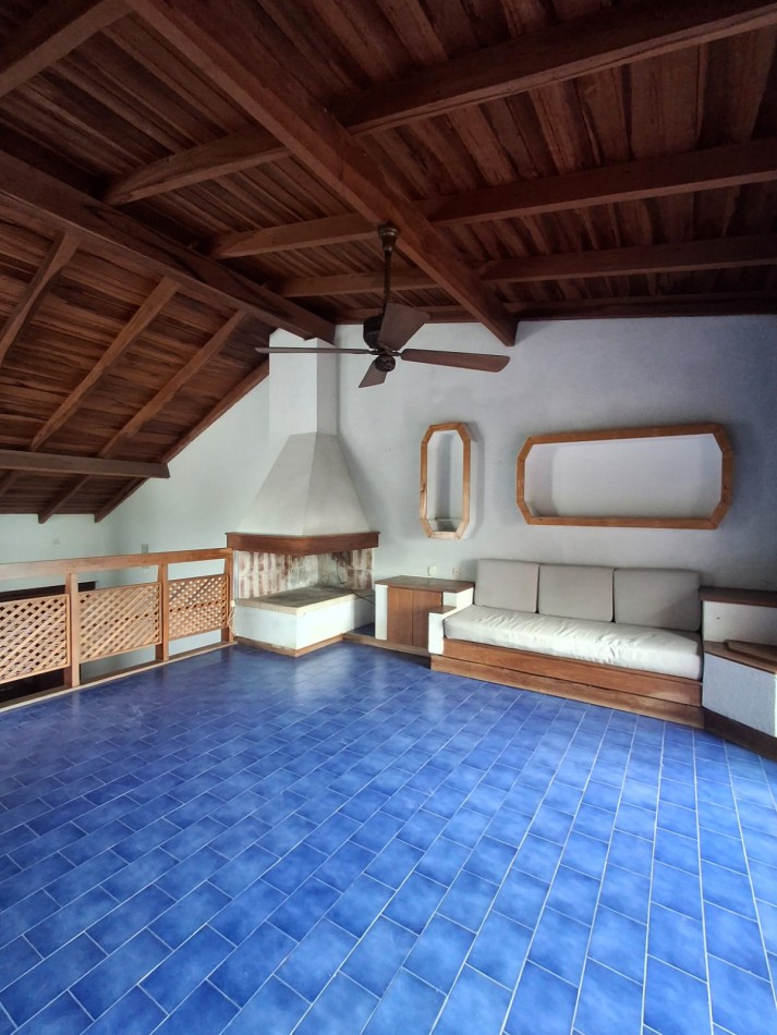 VENDE IMPORTANTE CASA CENTRICA!