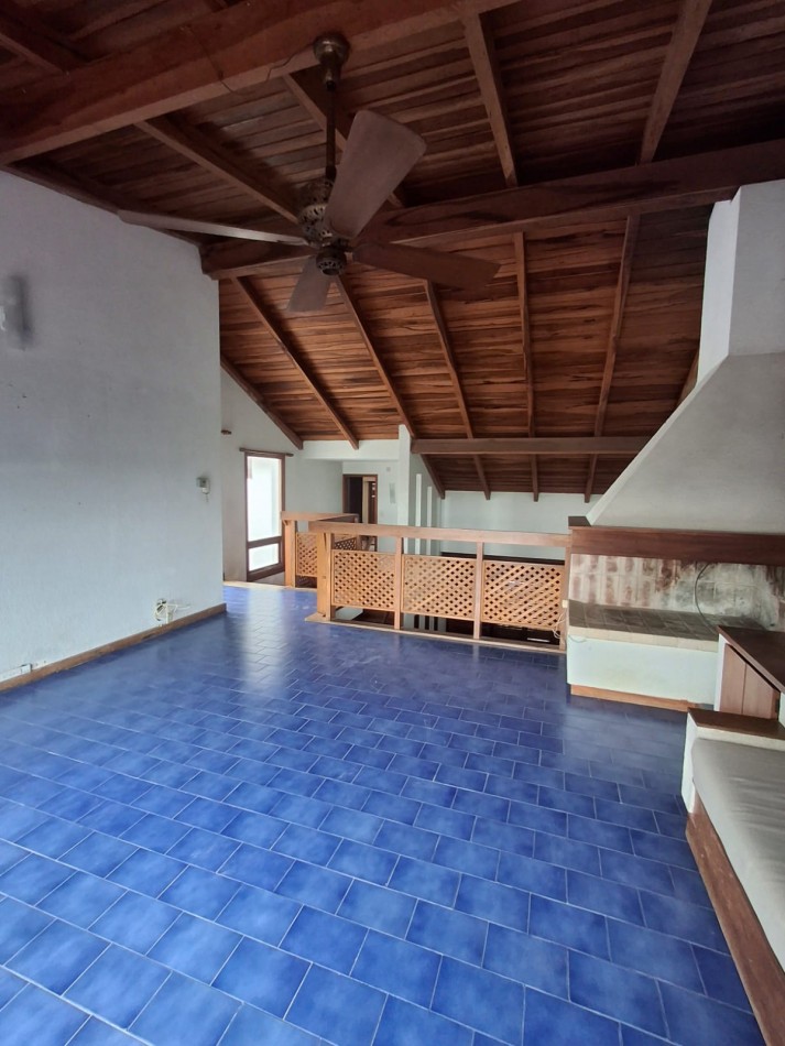 VENDE IMPORTANTE CASA CENTRICA!