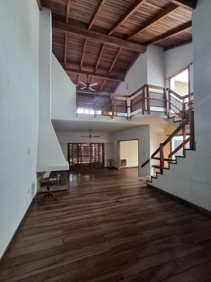 VENDE IMPORTANTE CASA CENTRICA!