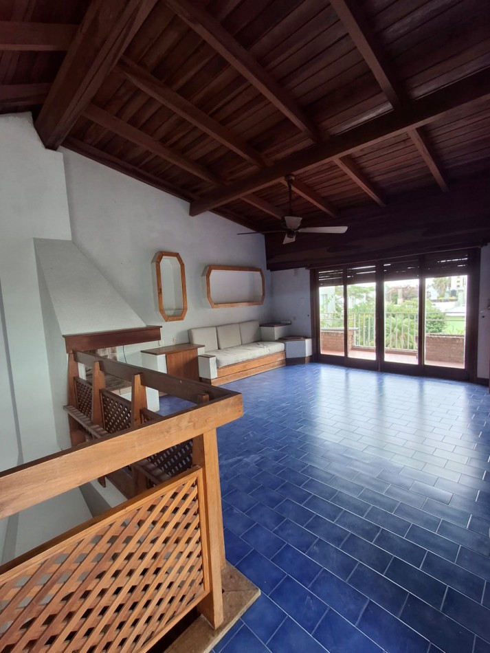 VENDE IMPORTANTE CASA CENTRICA!