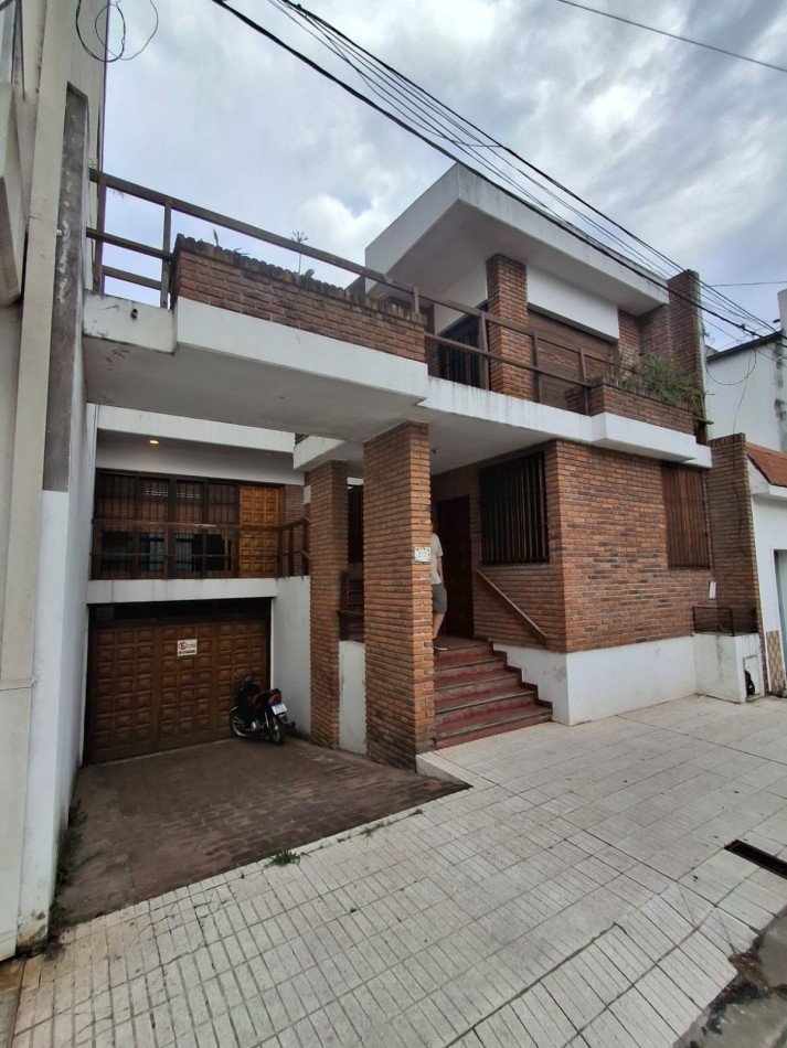 VENDE IMPORTANTE CASA CENTRICA!