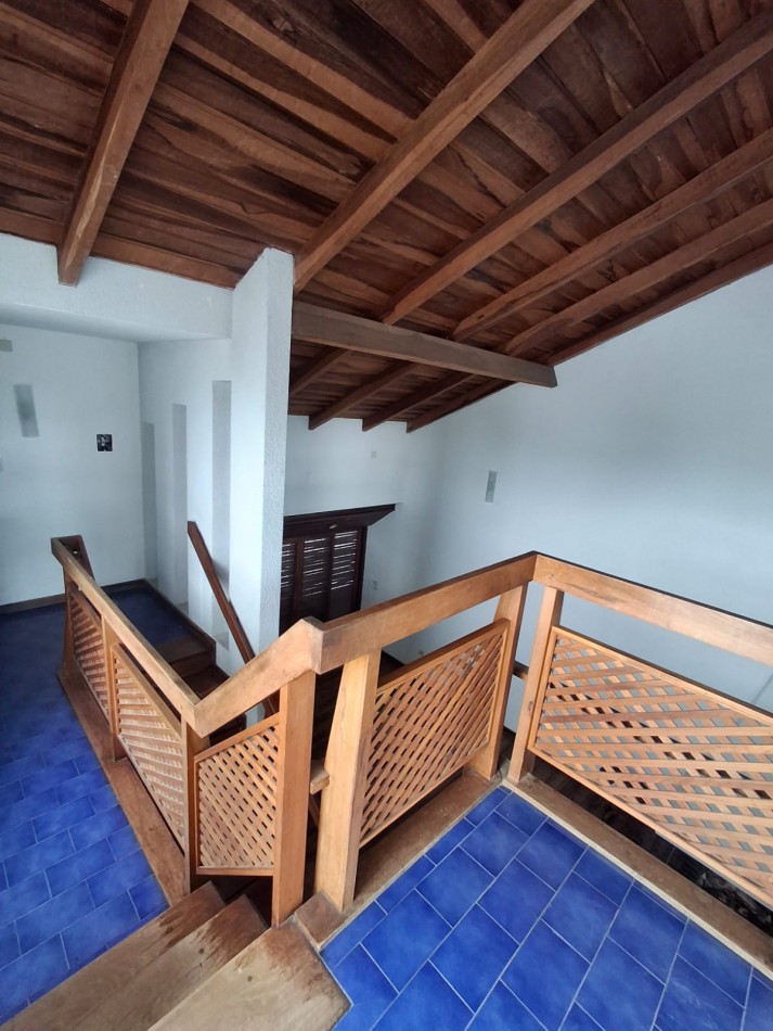 VENDE IMPORTANTE CASA CENTRICA!