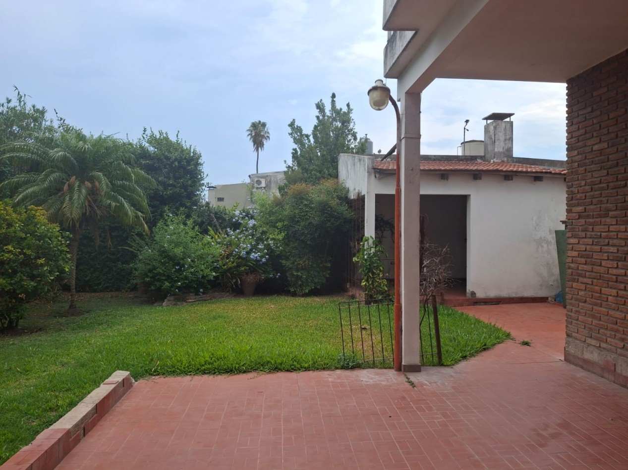 VENDE IMPORTANTE CASA CENTRICA!