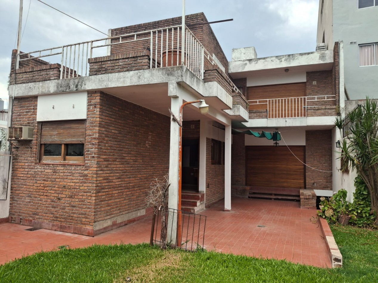 VENDE IMPORTANTE CASA CENTRICA!