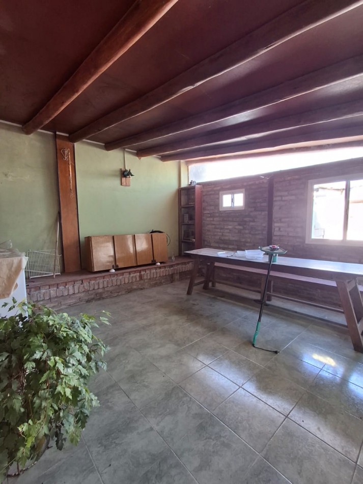 VENDE AMPLIA CASA!