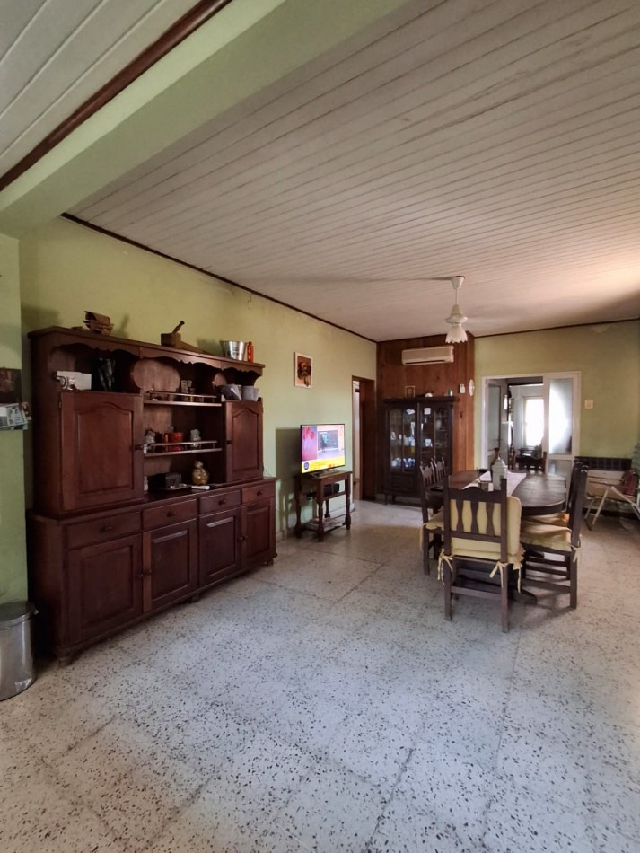VENDE AMPLIA CASA!