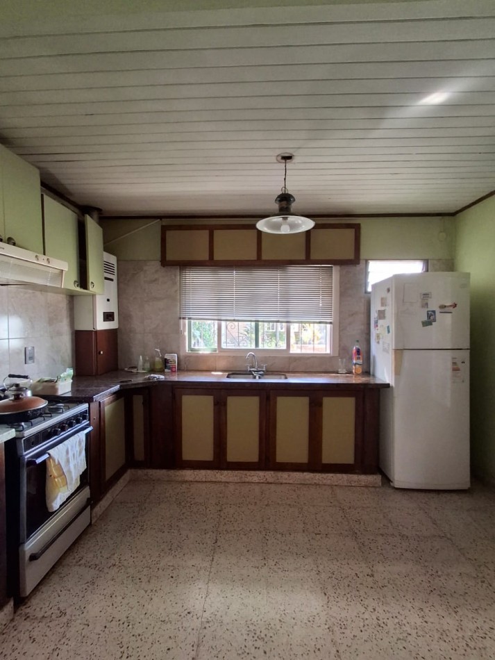 VENDE AMPLIA CASA!