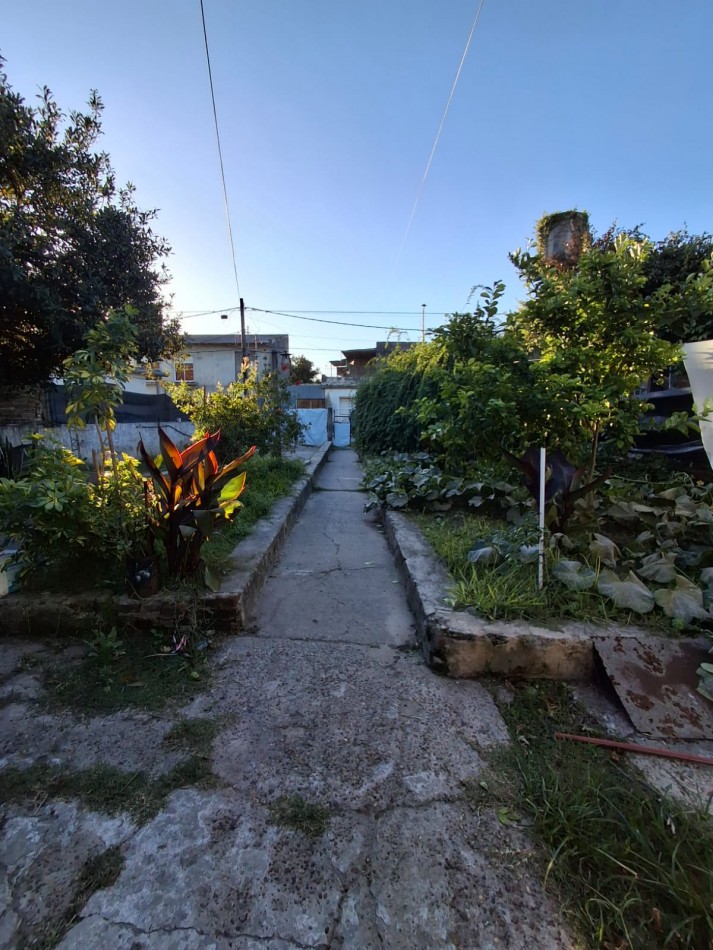 VENDE CASA EN AMPLIO TERRENO!