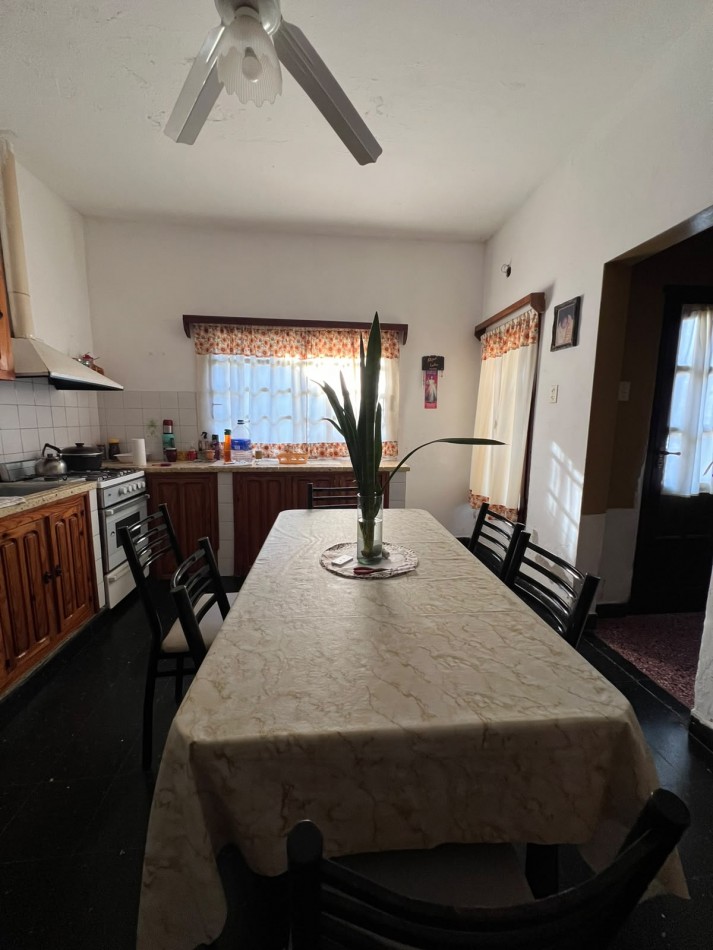 VENDE CASA CON AMPLIO PATIO!