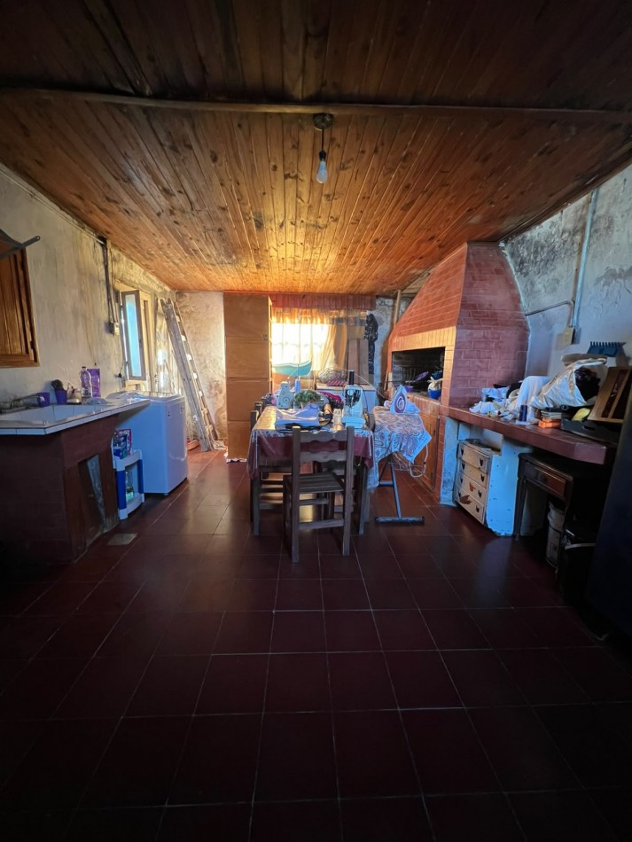 VENDE CASA CON AMPLIO PATIO!