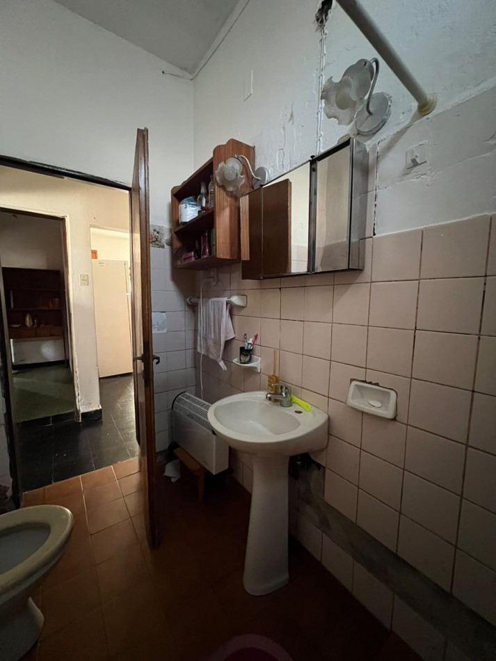 VENDE CASA CON AMPLIO PATIO!