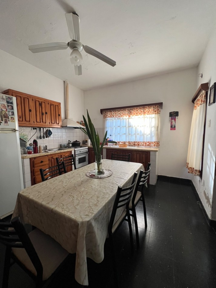 VENDE CASA CON AMPLIO PATIO!