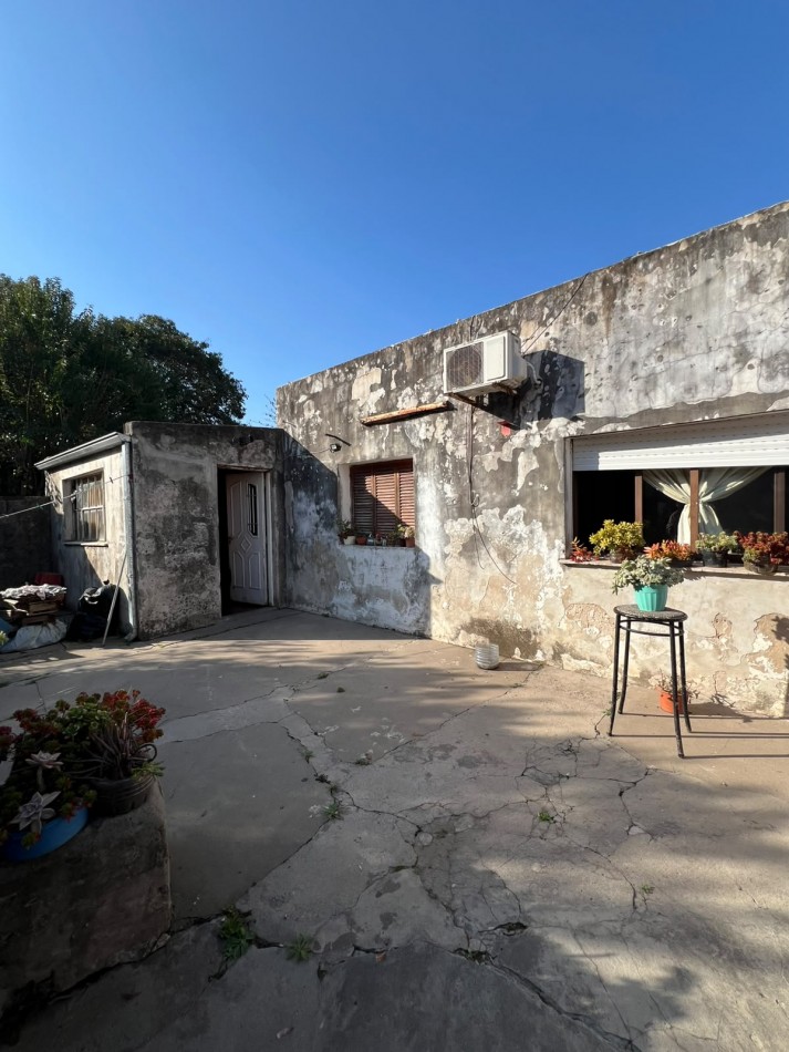 VENDE CASA CON AMPLIO PATIO!