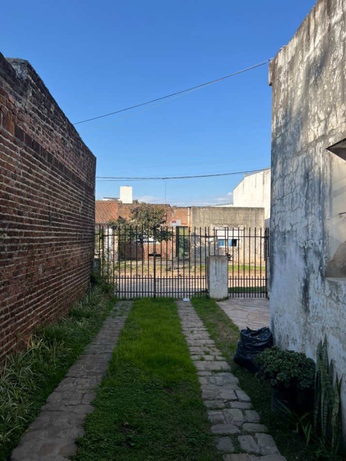 VENDE CASA CON AMPLIO PATIO!