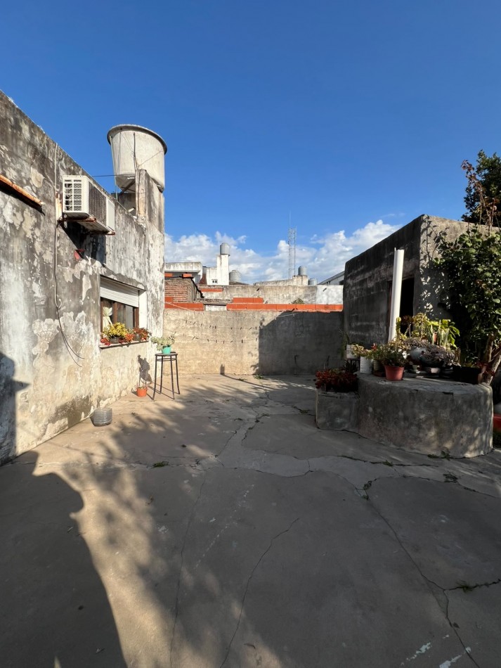 VENDE CASA CON AMPLIO PATIO!