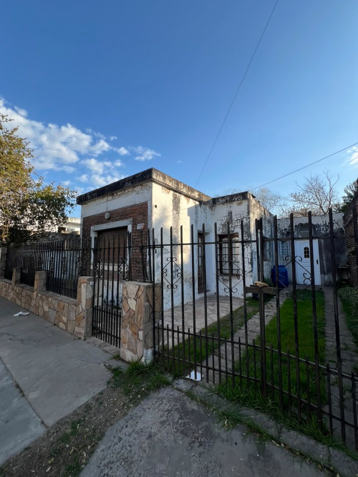 VENDE CASA CON AMPLIO PATIO!