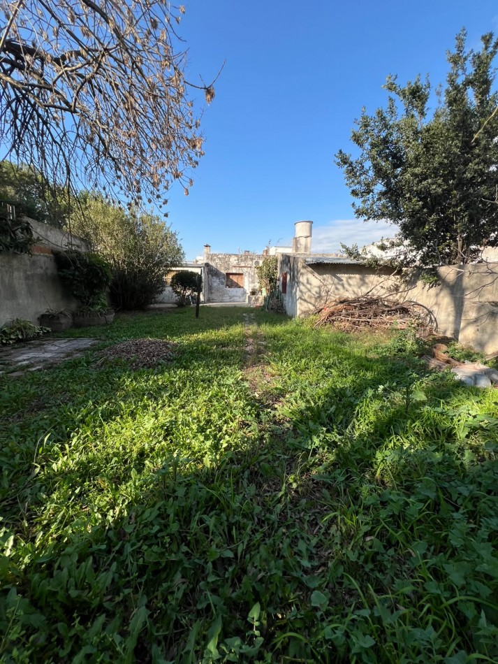 VENDE CASA CON AMPLIO PATIO!