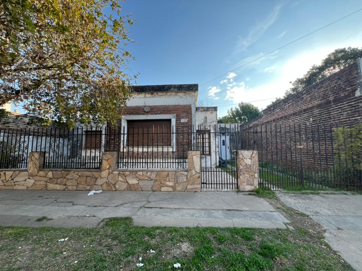 VENDE CASA CON AMPLIO PATIO!