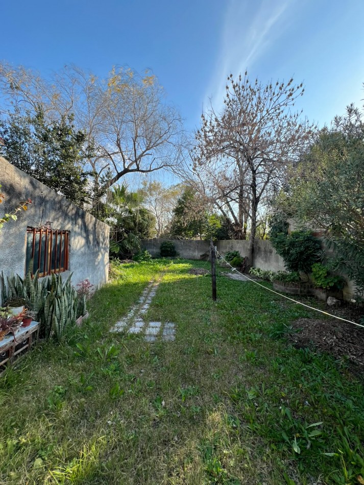 VENDE CASA CON AMPLIO PATIO!