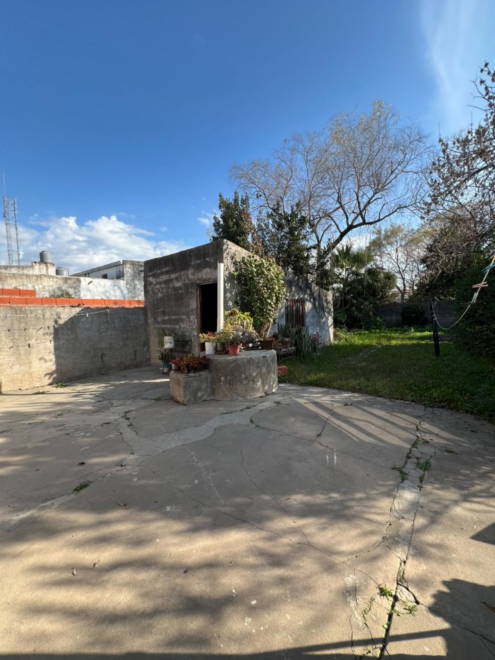 VENDE CASA CON AMPLIO PATIO!