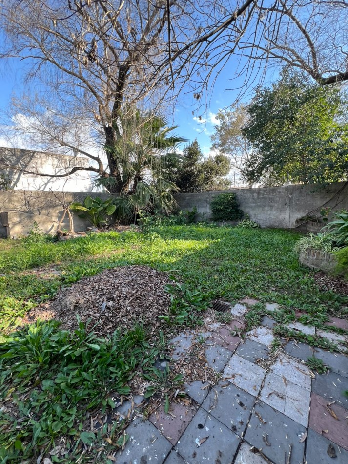 VENDE CASA CON AMPLIO PATIO!